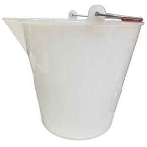 secchio in plastica graduato per alimenti, con beccuccio versa liquidi e manico ergonomico, ottimo per il trasporto ed il travaso di tutti i liquidi alimentari, come ad esempio il vino, il latte, l'acqua, l'olio, è molto utilizzato in enologia.