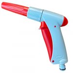 Pistola a lancia per irrigazione per dare l'acqua alle piante in giardino: si collega direttamente alla canna in gomma, e viene utilizzata per innaffiare le piante. La lancia è regolabile, ed è dotata di grilletto per bloccare l'acqua.
